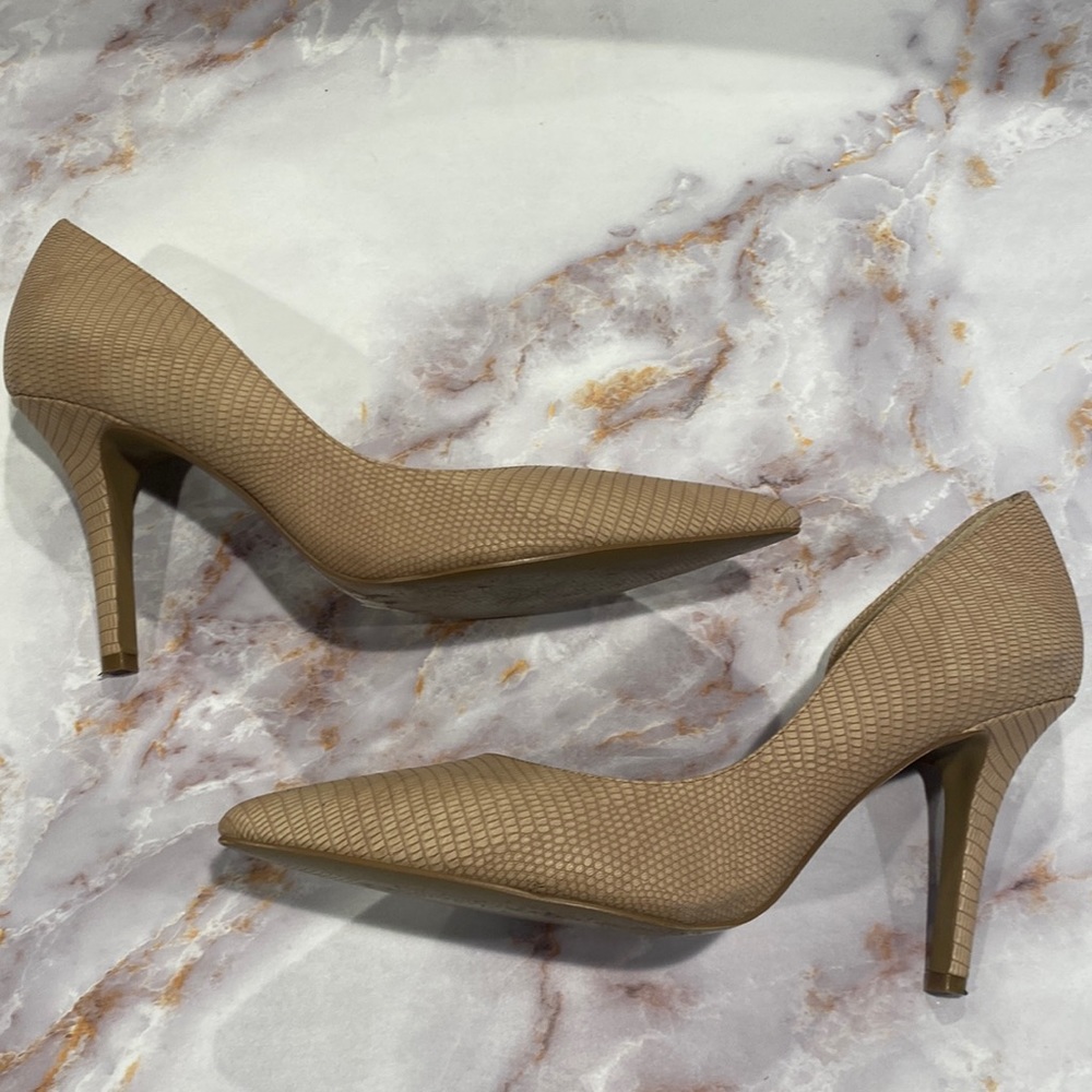 Nine West. Crocodile style imprint pumps. SZ 9